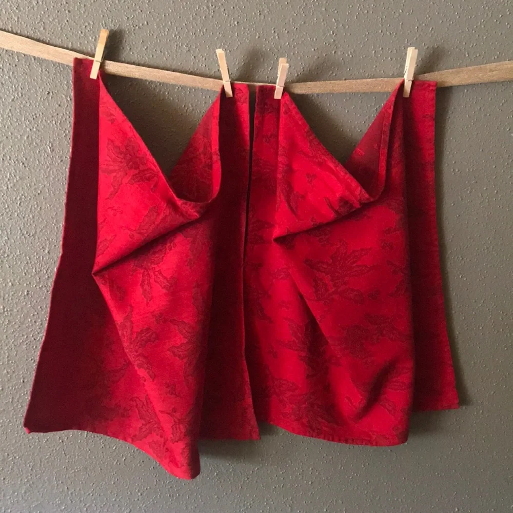 Crate & Barrel Holly Leaf Napkins - Picture 6 of 9